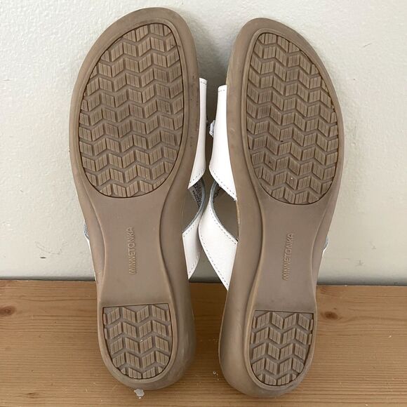Minnetonka White Leather Boho Sandals Size 10 Silver Hardware Slip On Comfort - Picture 10 of 11
